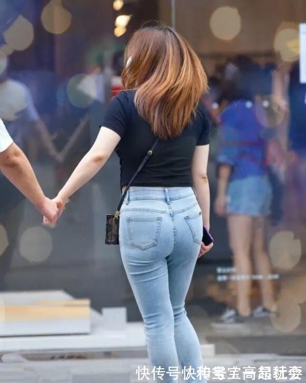 小个子 蜂腰细腿的打底裤美女,增加自身的魅力和吸引力,潮范十足!