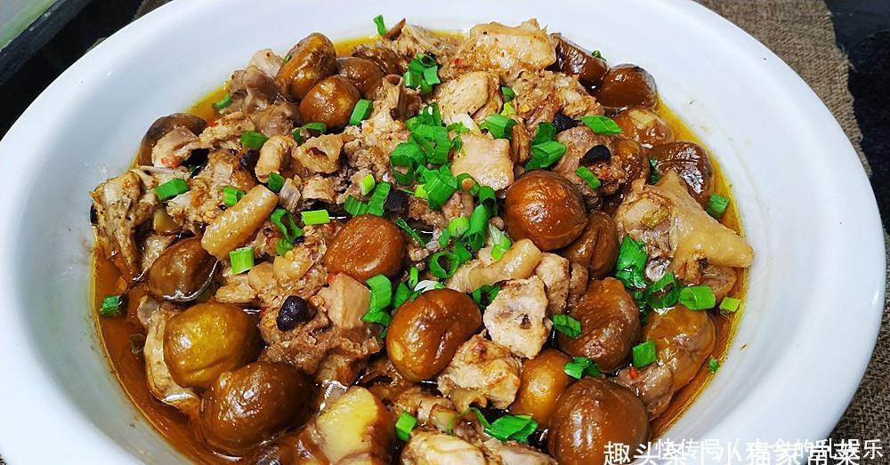 香气扑鼻|用板栗和鸡肉这种做法很简单,上锅一蒸,香气扑鼻,一大盘不够