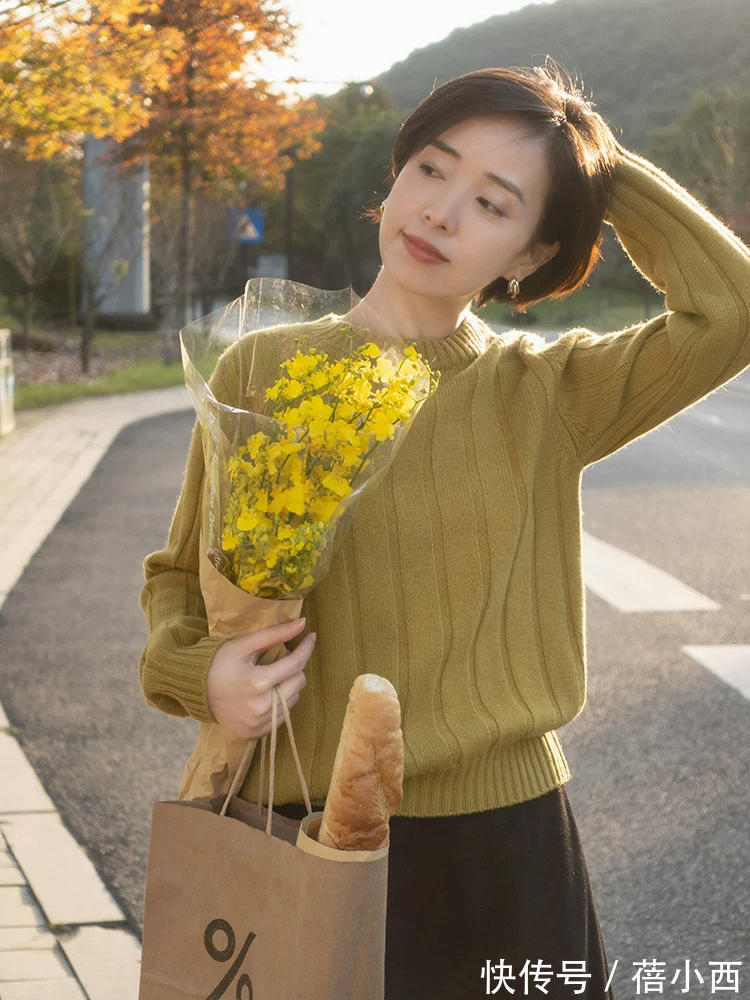 气质 30+女性看过来！今年流行“圆领毛衣”，简约设计穿出气质女人味