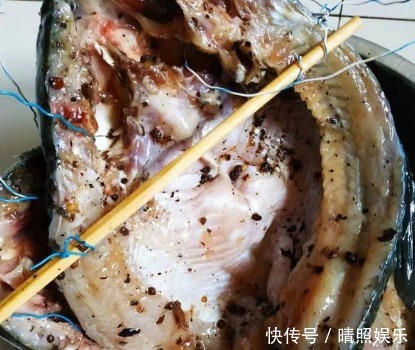 腌腊鱼,别直接抹盐!大厨教你2招,鱼肉鲜香入味,放再久不变质