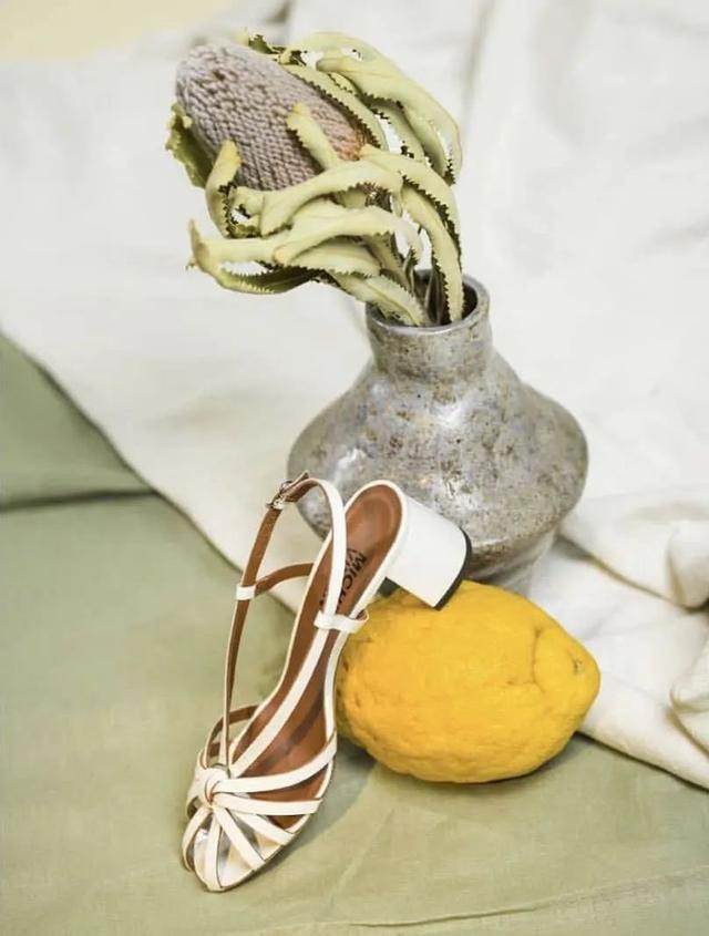 参考价格 翻了身的“土味凉鞋”,这次成了时髦精心中的C位