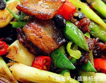 出锅色泽漂亮超有食欲，鲜辣干香，汤汁下饭，爷俩吃的那叫一个香