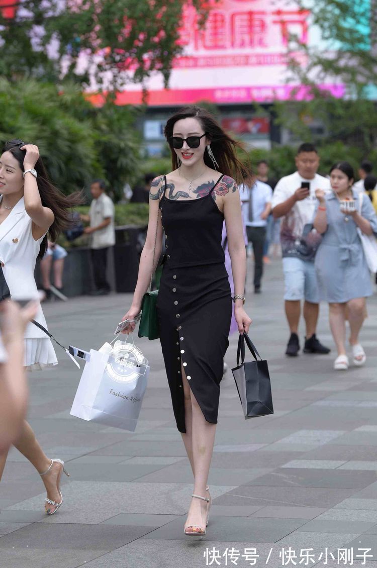 连衣裙 美丽优雅的连衣裙穿搭更显文雅范,凸显修长的身材,活泼俏皮