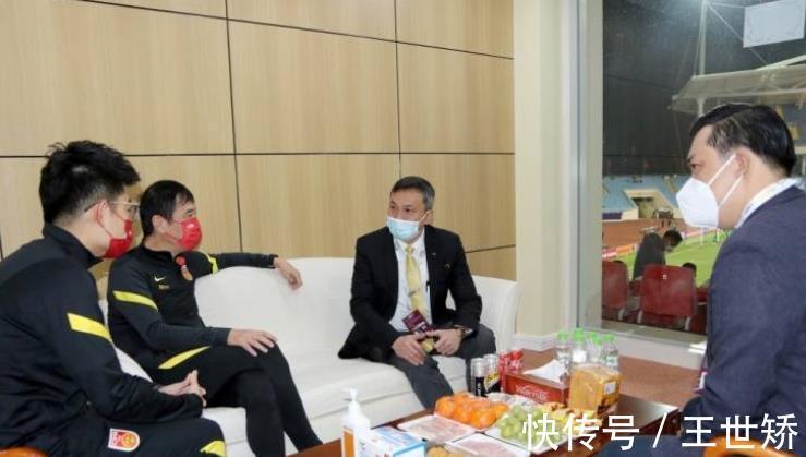 老将|国足新“10号”曝光!65岁老将堪称绝对核心,赠送球衣给越南足协