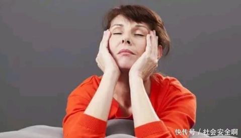 女人50岁绝经,并不是坏事,绝经后,2个问题会慢慢“溜走”