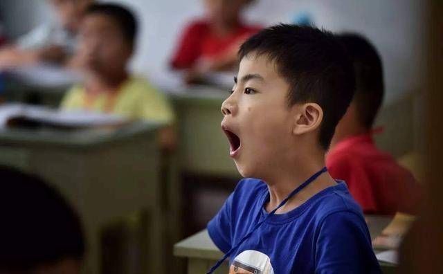 <p>想要帮助孩子形成端正的学习态度，家长需要做好这几点：</p><p>单单和孩子说“你要好好学习”，这样的说教苍白无力，而如果家长能够让孩子明白学习的意义，给予孩子适当的压力，孩子才能够真正积极主动地去学习。</p>