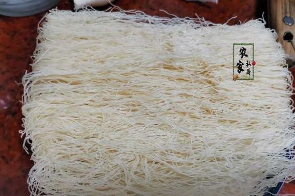 米粉|被人“嫌弃”的菜,却是女儿的最爱,用它煮粉条,酸爽开胃特别香