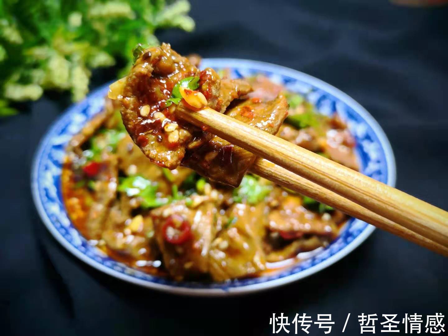 香菜拌牛肉|天一热就想吃这菜，切片一腌一煮浇上料汁，入味下饭，真解馋！