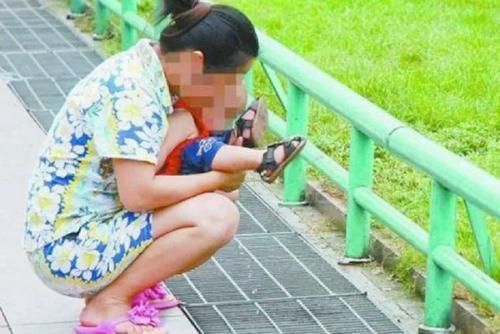 如厕|为省钱而流行的“新型把尿”,正在摧毁孩子的泌尿系统,别大意