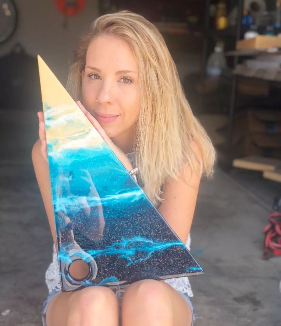 夏威夷$从没学过美术的她,用简单粗暴技法画画,让她成为了百万富豪