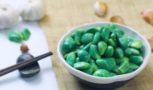 泡腊八蒜,最忌直接加醋!多做1步,1周变碧绿,酸辣微甜,还脆爽