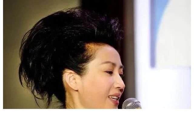 播音主持！央视才女王小丫书功深厚，字如其人一样美，让人感觉很舒服