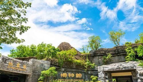 这里是我国著名的火山口旅游区，被誉为中国的日内瓦，风景美如画