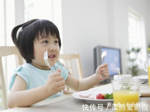 喂养|娃多大可以吃“大人饭菜”?儿科医生:宝宝照着喂养,更健康