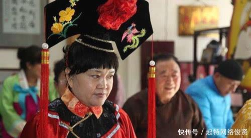 爱新觉罗后|乾隆七世孙如今仍然穿黄袍,公开祭祖,模仿祖先戴“帝王扳指”