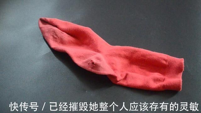 缝纫|穿破的袜子不要扔,简单剪一刀,旧袜子变得和新的一样,太实用了