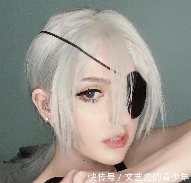 光熙|外国小姐姐驾驭《电锯人》,一人COS四个角色,这个玛奇玛我可以