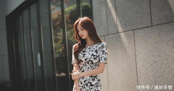 文静|孙允珠:水墨浮花蕊瓣文静连衣裙