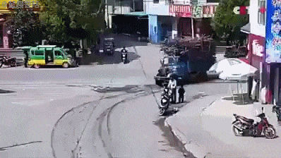 |搞笑GIF:假装什么都没有发生,我只是一个普通的路人甲……