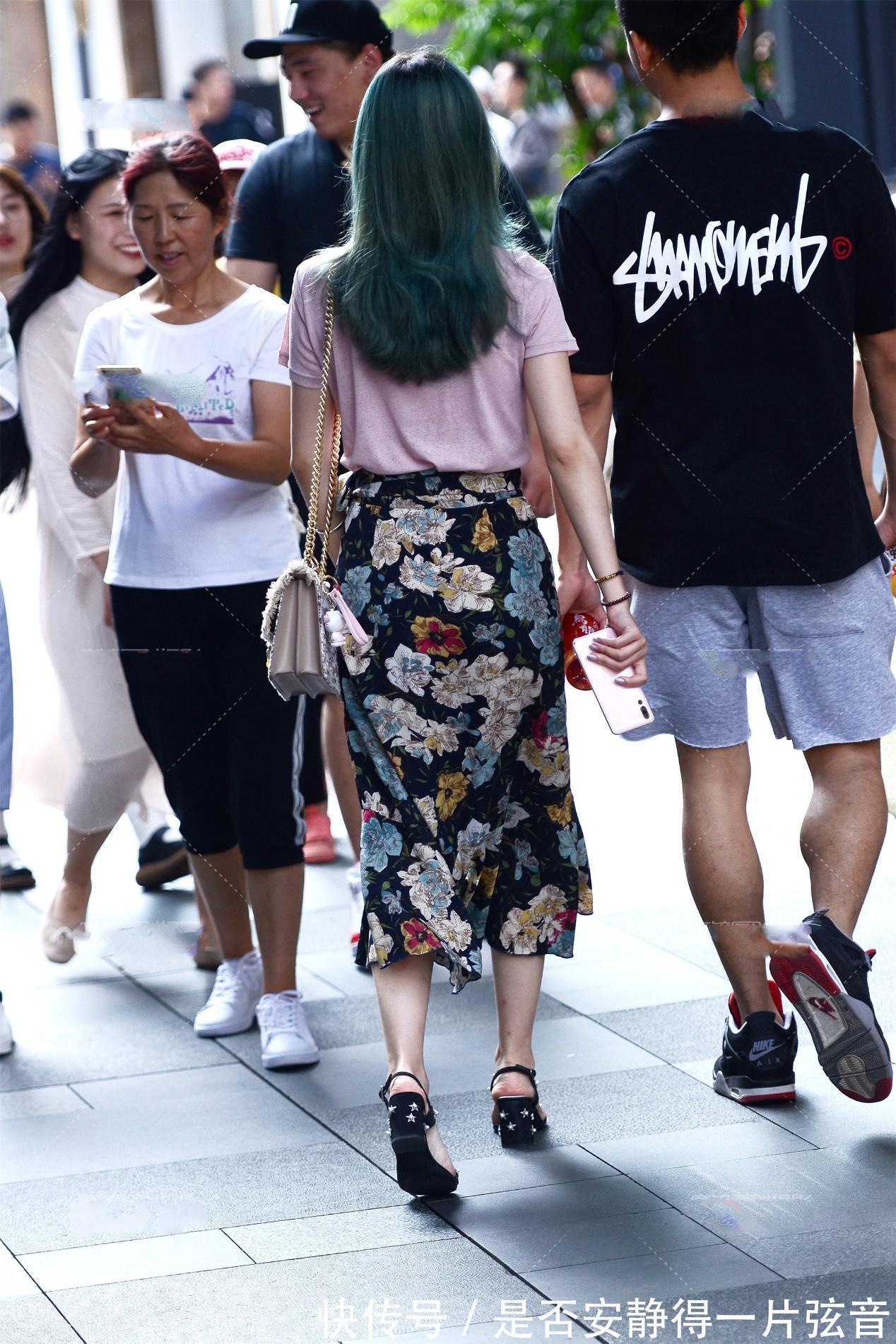 皮粉色 皮粉色上衣, 搭配黑色碎花裙, 青春美丽