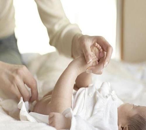 宝宝|妈妈发现“带红色”纸尿裤,月嫂称婴儿生理期,检查后得知原因