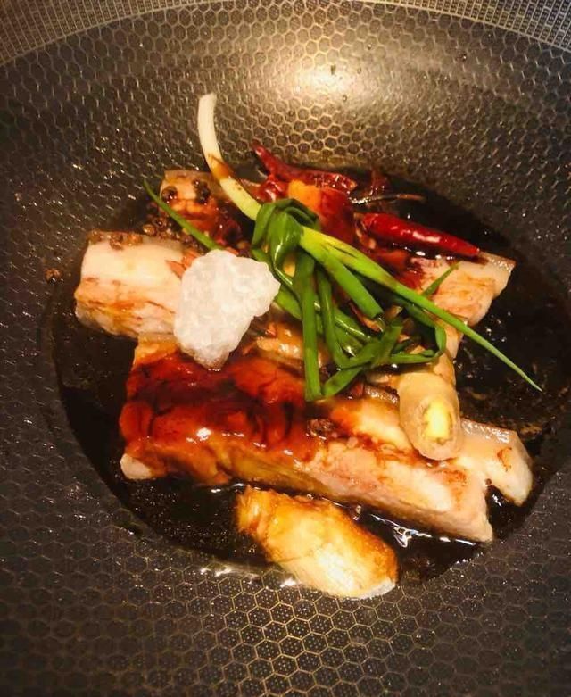 吃起来|从冰箱拿出的冻肉,千万别加水泡,教你一妙招,吃起来跟鲜肉一样