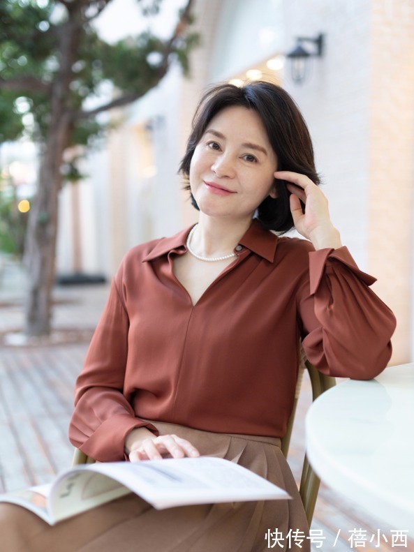 颜色|女人过了40岁尽量少穿花俏衣服,试试这些极简衬衫,时髦显气质