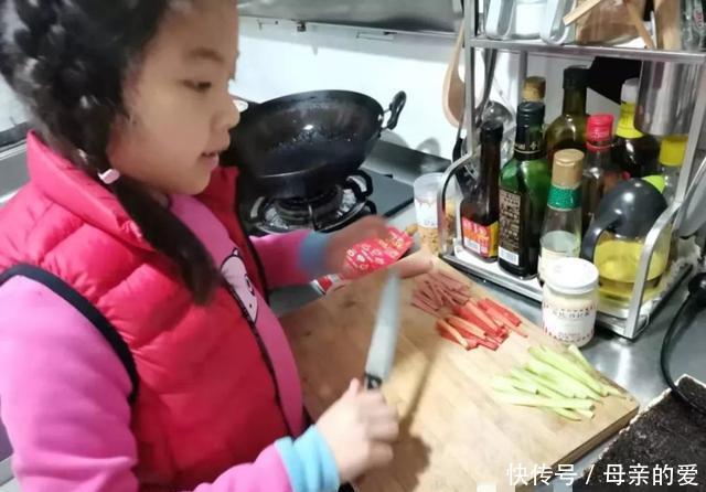 儿子|5岁儿子一片孝心给爸爸搓澡,宝爸却残忍拒绝,这“孝心”有点毒