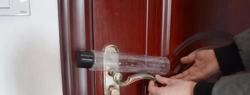 门把手上放一个衣架,真的太厉害了,解决了很多家庭的困扰,实用