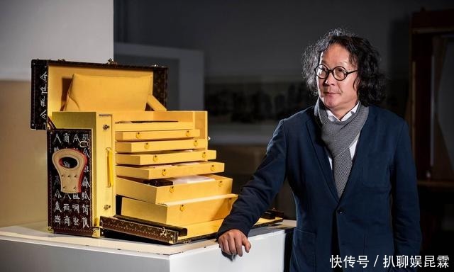 央美老师创作“英文书法”,作品卖价千万遭斥责,网友:毫无价值