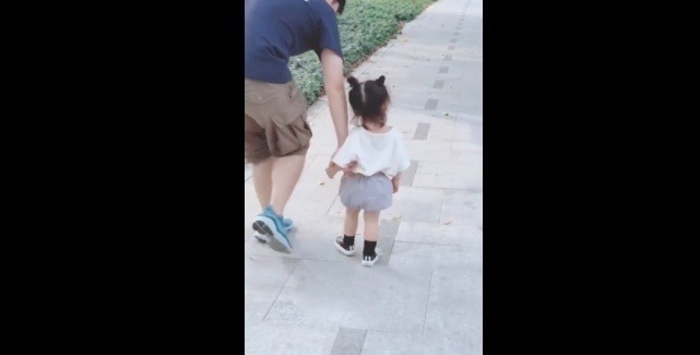 女儿|爸爸惹女儿生气了,女人不管多大都不好哄,简直比哄老婆还难