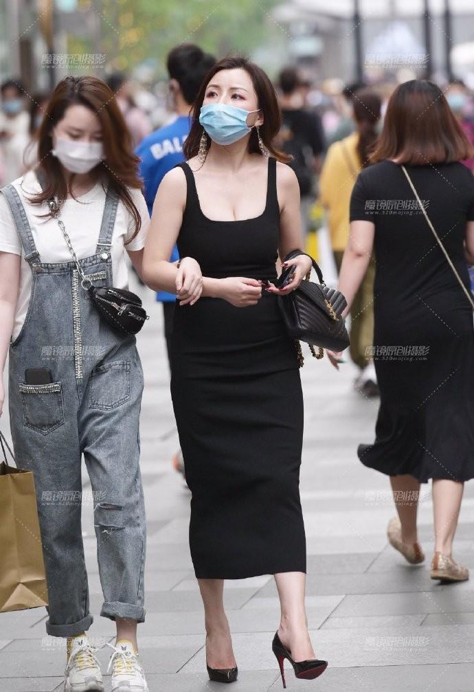 街拍贵妇姐姐太注重“形象”,选的裙子太窄,优雅的都“迈不开”腿了