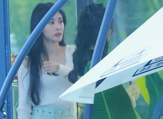 穿搭|赵丽颖异装回归《中餐厅5》,路透装备太“潮”,同行两人引注意