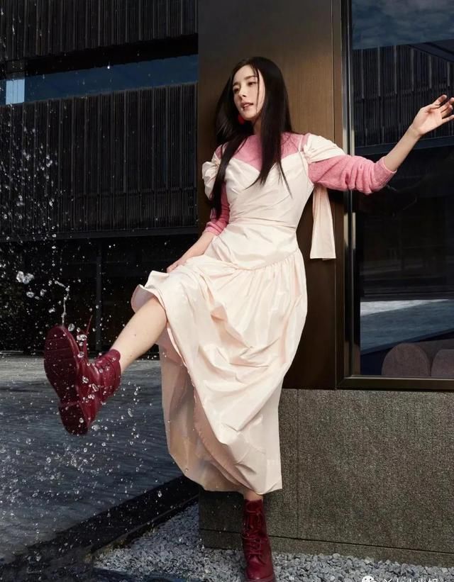 连衣裙|忘掉高跟鞋,“连衣裙+平底鞋”才是夏季王炸组合