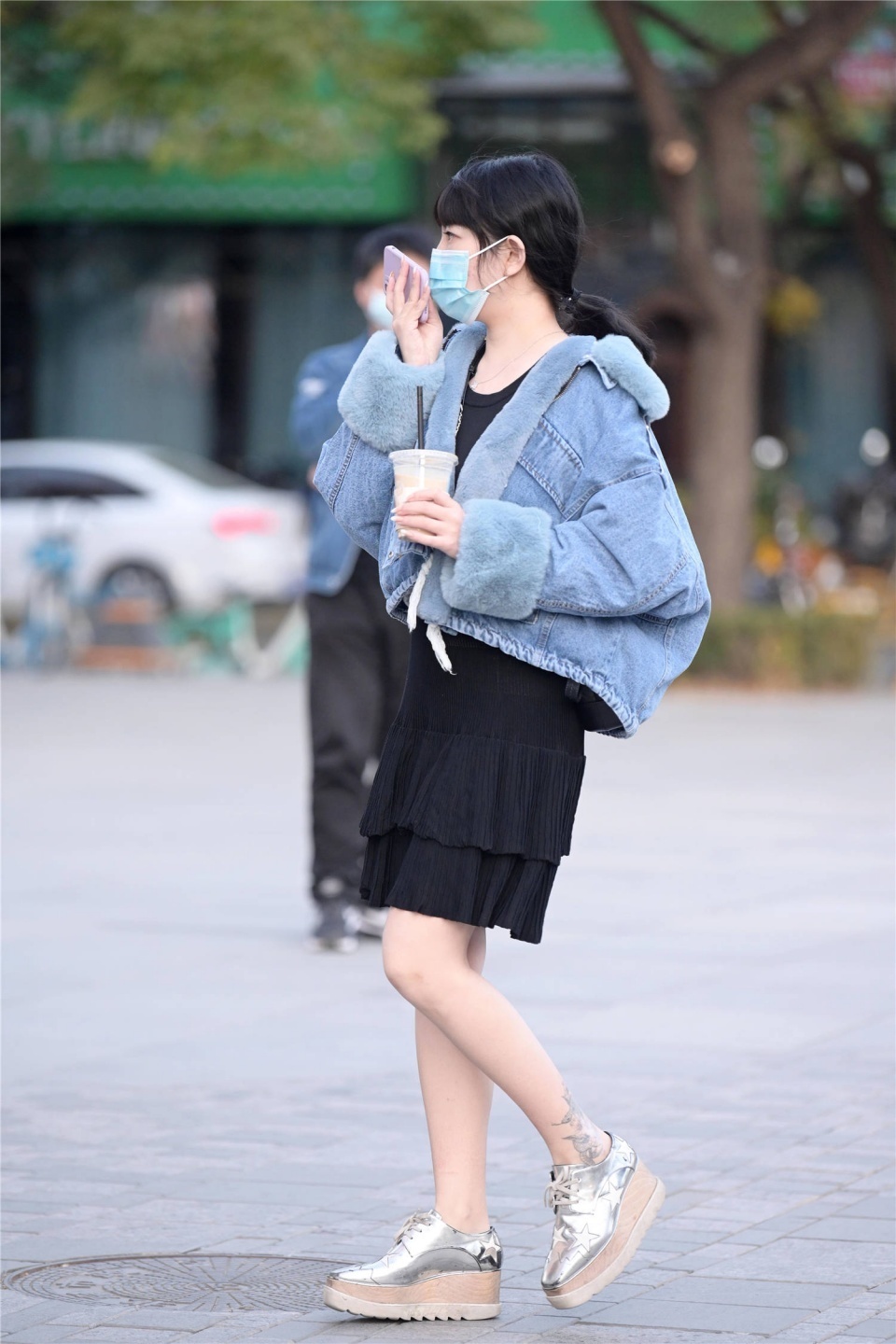 搭配|街拍:初冬时节穿着丝袜,要怎么搭配,时尚姑娘自有办法