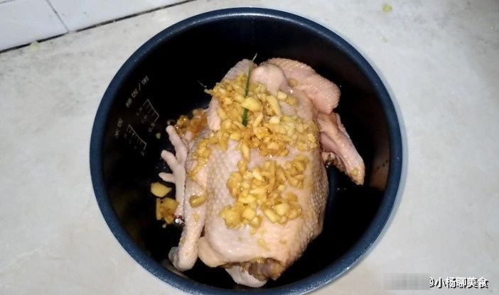 电饭锅|把整只鸡丢进电饭锅，不加一滴水，出锅后连骨头都想啃干净