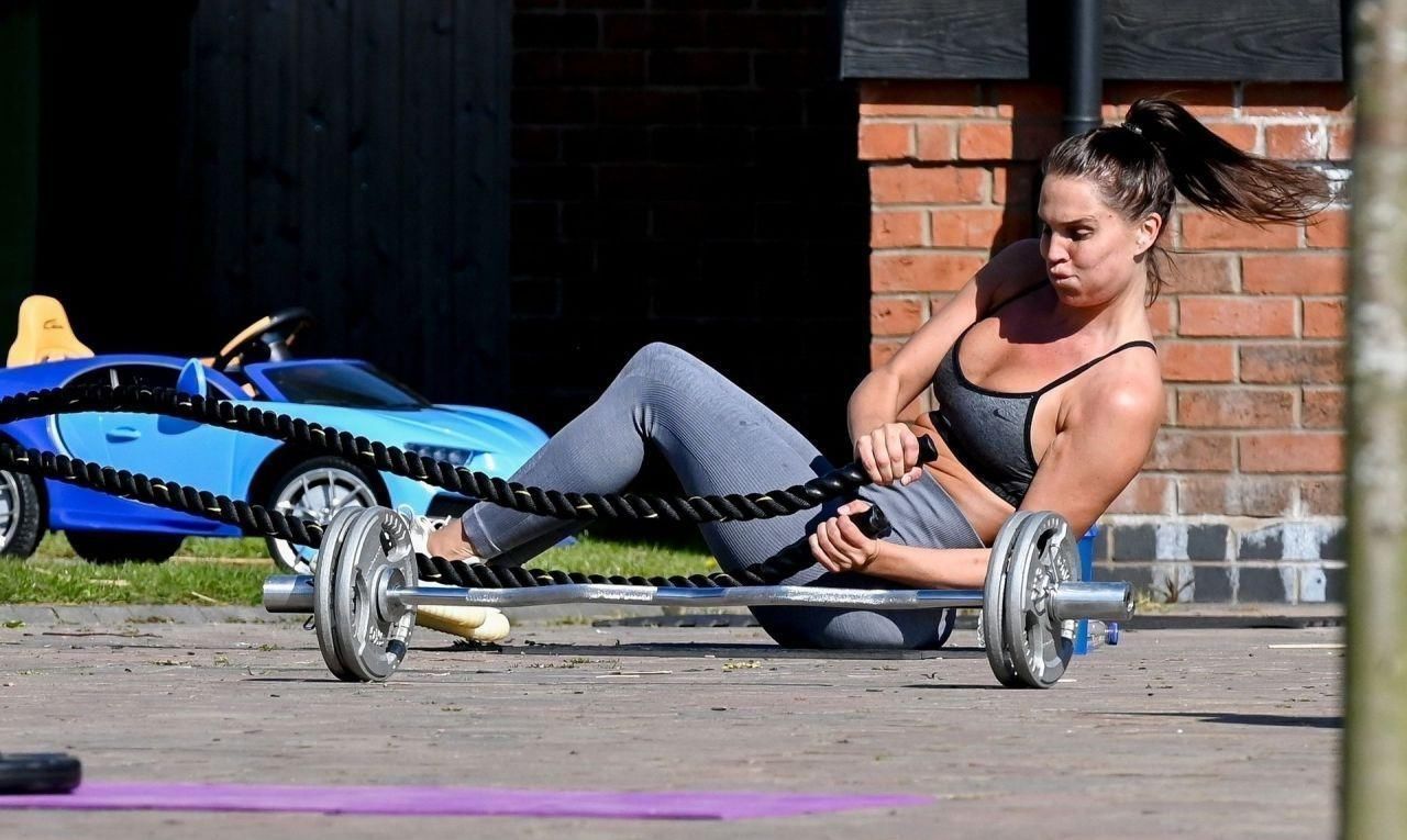 力量感|丹尼尔·洛伊德在自家院子里健身,各项训练力量感十足