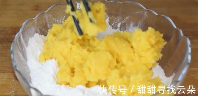 红薯别煮了,教你新做法,筷子一搅,松软香甜又拉丝,比面包还香!