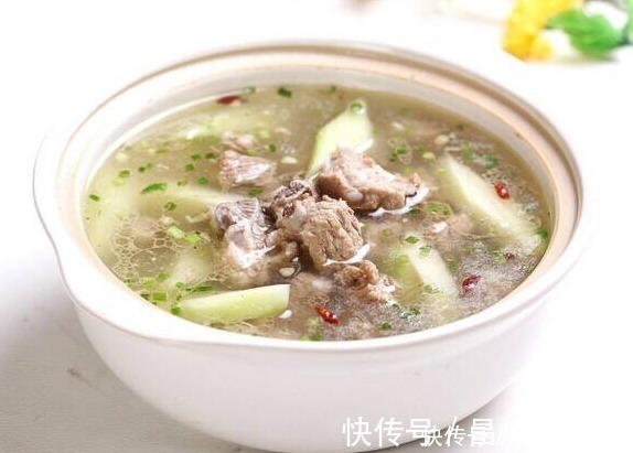 清炖排骨,排骨不能直接焯水,否则排骨塞牙腥味大,这么做才好吃