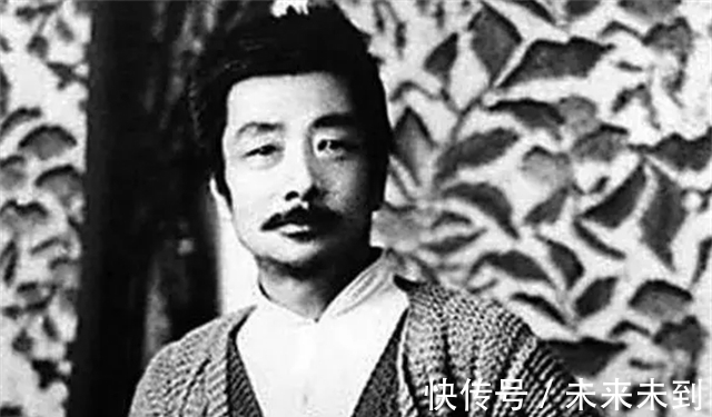 学生们！鲁迅第一次去北大授课，穿补丁布衫被学生嘲笑，随后教室鸦雀无声