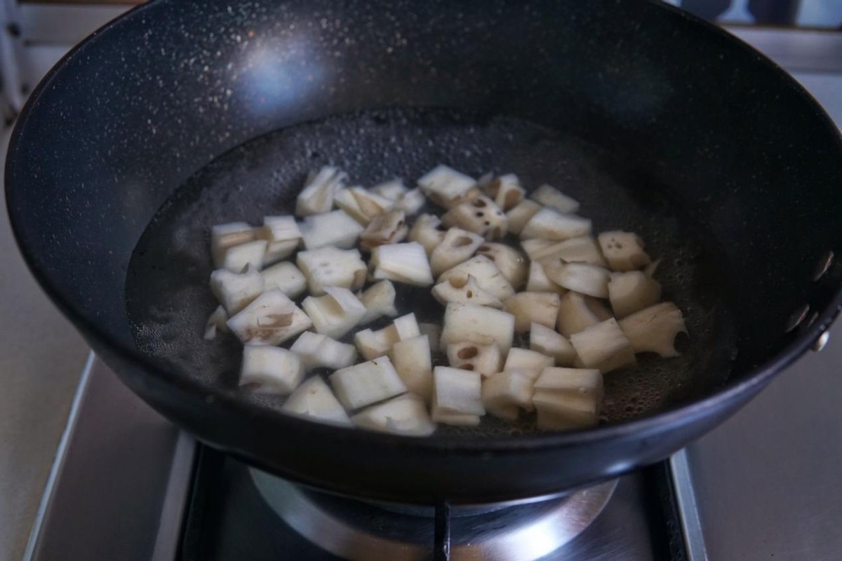 莲藕最下饭的做法，脆嫩亮白不发黑，吃起来比肉香