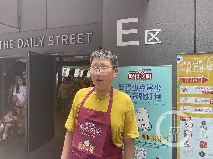 李昊男|小小志愿者加入“光盘行动”，现场送咖啡券、湿纸巾奖励“吃得干净”
