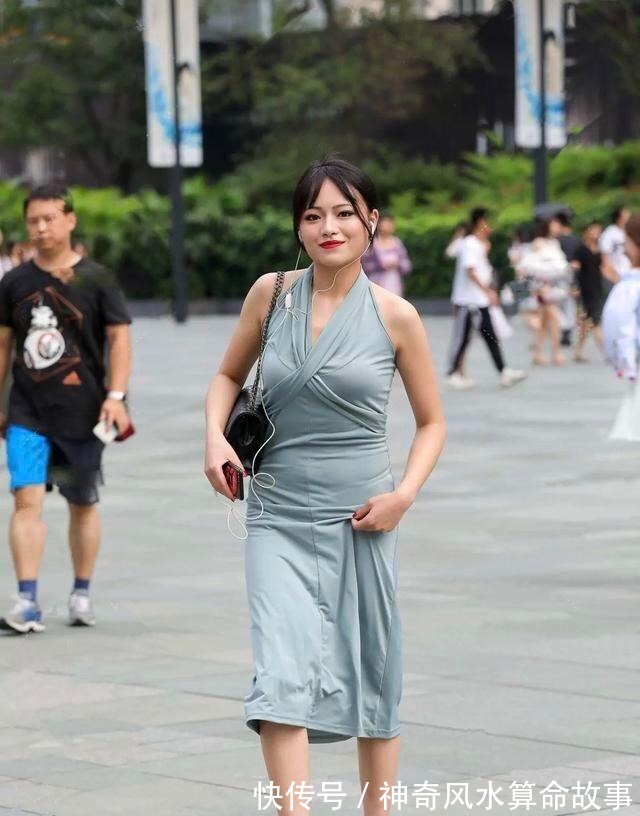 连衣裙 气质优雅“挂脖裙”借助高跟鞋的承托,展现出不一样的知性与韵味!