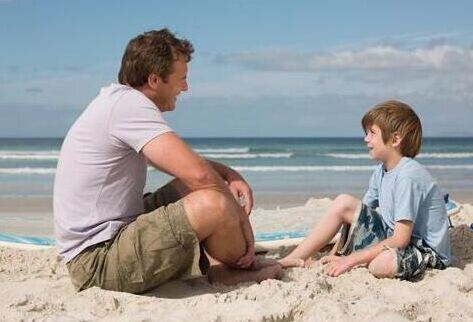 父母|“爸,我被打了,能打回去吗?”爸爸们的不同回答,影响孩子未来