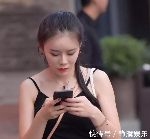 小姐姐 紧身吊带搭配高腰短裤,简约而不简单,运动鞋也能穿出大长腿!