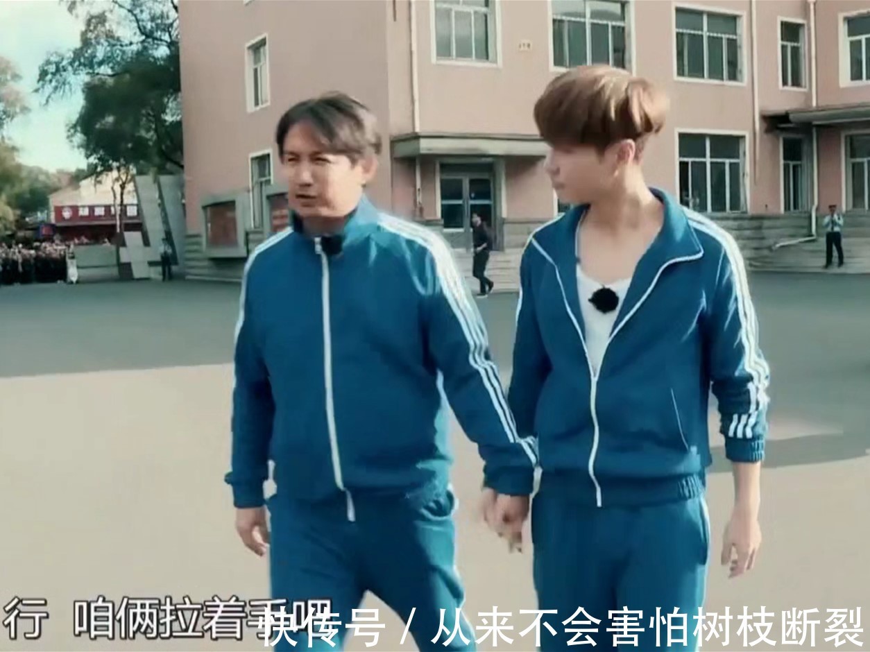 直男操作！迪丽热巴江边拖着超重垃圾，张艺兴却在一旁看戏