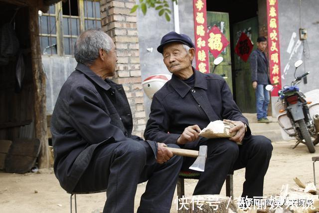 墨斗&名叫李根的82岁老木匠,一天精工制作两个小方凳,坐在家里就卖完