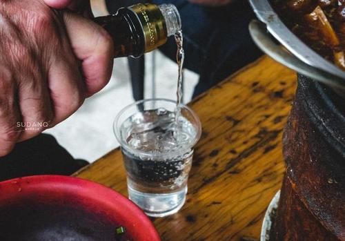  一大早就喝白酒吃火锅，湖北荆州人的生活“有点彪”，令人惊奇