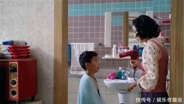 性教育|10岁儿子和妈妈进女浴室洗澡,旁人不满指责,宝妈的反应令人唏嘘