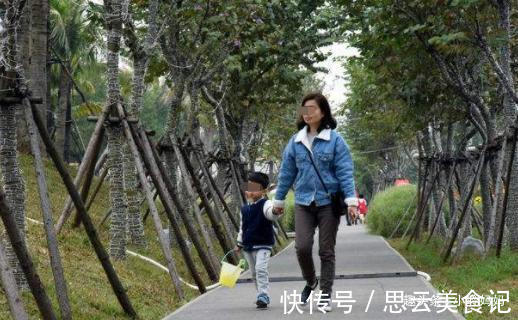 公交车|宝宝在公交车哭闹爸爸置之不理,乘客一句“抱怨”,挽救一个家庭